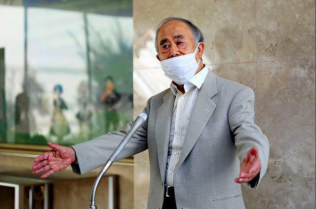 ” 贾斯汀·比伯纪录片首映 小天王黑超遮面吻母亲 2013-12-19 当地时间12月18日，洛杉矶，贾斯汀·比伯第二部音乐纪录片《贾斯汀·比伯：信念》举行首映仪式，比伯黑超遮脸，身穿红色休闲西装搭配白衬衣亮相。